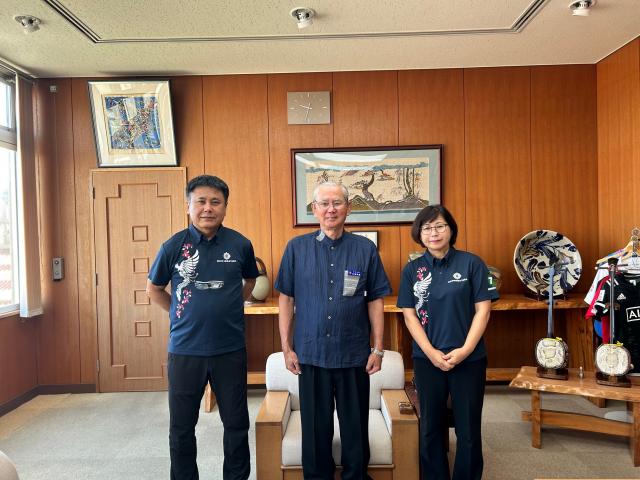 読谷村長を表敬訪問しました。